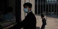 Chineses com máscara de proteção caminham pelo distrito financeiro de Pequim
17/04/2020
REUTERS/Thomas Peter  Foto: Reuters