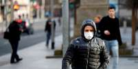 Pedestre com máscara de proteção caminha pelas ruas de Dublin
17/03/2020
REUTERS/Jason Cairnduff/  Foto: Reuters