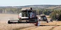 Colheita de trigo e aveia em um campo de propriedade da empresa agr&iacute;cola "Sib&eacute;ria" nos arredores da vila de Ogur na regi&atilde;o de Krasnoyarsk
08/09/2019
REUTERS/Ilya Naymushin  Foto: Reuters