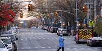 Profissional de sa&uacute;de atravessa rua vazia no Brooklyn
16/04/2020
REUTERS/Caitlin Ochs  Foto: Reuters