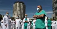 Funcionários de hospital em Madri fazem um minuto de silêncio em homenagem a colega que morreu de Covid-19
20/04/2020 REUTERS/Susana Vera  Foto: Reuters