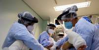 Profissionais de saúde cuidam de paciente em UTI durante pandemia de coronavírus 
17/04/2020
REUTERS/Diego Vara  Foto: Reuters