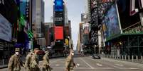 Soldados da Guarda Nacional caminham na Times Square, em Nova York
20/04/2020
REUTERS/Andrew Kelly  Foto: Reuters