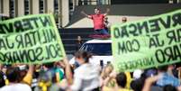 Presidente Jair Bolsonaro gesticula enquanto fala a apoiadores em um protesto. 19/4/2020. REUTERS/Ueslei Marcelino  Foto: Reuters