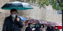 Pessoas fazem fila, em Roma, para receber máscaras de proteção gratuitas compradas por evangélicos na China
22/04/2020
REUTERS/Yara Nardii  Foto: Reuters