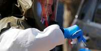 Enfermeira colhe amostra para teste de detecção de coronavírus em Massachusetts
21/04/2020 REUTERS/Brian Snyder  Foto: Reuters