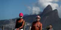 Pessoas usam máscara protetora na cidade do Rio de Janeiro em meio à pandemia do Covid-19
20/04/2020
REUTERS/Pilar Olivares  Foto: Reuters