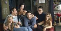 Jennifer Aniston, Courteney Cox, Lisa Kudrow, Matt LeBlanc, Matthew Perry, e David Schwimmer em Friends (1994)  Foto: NBC - © 2012 NBCUniversal, Inc. / Reprodução