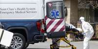 Paciente é colocado em ambulância em Andover, New Jersey
16/04/2020
REUTERS/Stefan Jeremiah  Foto: Reuters
