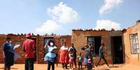 Agentes de saúde conversam com moradores durante testagem de Covid-19 em Lenasia, na África do Sul
21/04/2020
REUTERS/Siphiwe Sibeko  Foto: Reuters