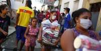 Pessoas aguardam para receber ajuda organizada por ONG no Rio de Janeiro
21/04/2020
REUTERS/Pilar Olivares  Foto: Reuters