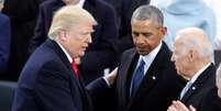 Presidente Donald Trump cumprimento ex-vice-presidente Joe Biden e o ex-presidente Barack Obama. 20/1/2017.   REUTERS/Lucy Nicholson  Foto: Reuters