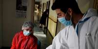 Profissional de saúde durante teste de sangue para detectar Covid-19 em asilo em Pozuelo de Alarcón, na Espanha
23/04/2020 REUTERS/Juan Medina  Foto: Reuters