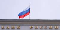 Bandeira russa é vista sobre fachada do banco central do país, em Moscou
03/12/2018
REUTERS/Maxim Shemetov  Foto: Reuters