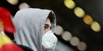 Torcedor com másara de proteção em partida entre Liverpool e Atlético de Madri
11/03/2020
Action Images via Reuters/Carl Recine/  Foto: Reuters