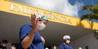 Profissionais de saúde rezam em frente a hospital em lhabela, lotoral de São Paulo
24/04/2020 REUTERS/Roosevelt Cassio  Foto: Reuters