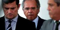 Ministro da Economia, Paulo Guedes, chega a coletiva de imprensa no Palácio do Planalto com o então ministro da Justiça Sergio Moro
31/03/2020
REUTERS/Ueslei Marcelino  Foto: Reuters