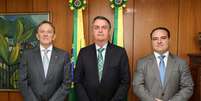 Presidente da República, Jair Bolsonaro durante reunião com Jorge Antônio de Oliveira Francisco (à direita) e o General Floriano Peixoto Neto (à esquerda).  Foto: Marcos Corrêa/PR / Divulgação