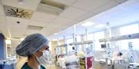 Profissional de saúde em hospital de Varese, Itália, durante pandemia de coronavírus 
09/04/2020
REUTERS/Flavio Lo Scalzo  Foto: Reuters