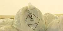 Imagem de arquivo de sacola usada no processo de descarte do lixo hospitalar.   Foto: Leonardo Benassatto / Futura Press