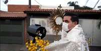 Padre Lucas Gobbo, em evento neste domingo (19), no qual passou em procissão pelas ruas de sua paróquia  Foto: Paróquia de São Geraldo/ Divulgação. / BBC News Brasil