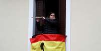 Mulher toca flauta em varanda durante pandemia de coronavírus em Ronda, na Espanha
26/04/2020 REUTERS/Jon Nazca  Foto: Reuters