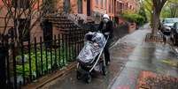 Mulher passeia com seu bebê usando máscara de proteção em Nova York
26/04/2020 REUTERS/Jeenah Moon  Foto: Reuters