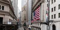 Fachada da bolsa de valores de Nova York, EUA 
26/04/2020
REUTERS/Jeenah Moon  Foto: Reuters