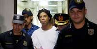 Ronaldinho Ga&uacute;cho &eacute; escoltado por policiais no Paraguai
07/03/2020
REUTERS/Jorge Adorno  Foto: Reuters