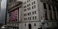 Fachada da Bolsa de Valores de Nova York (NYSE) é vista em Manhattan, durante o surto do coronavírus (Covid-19) em Nova York, Estados Unidos. 13/04/2020. REUTERS/Andrew Kelly.  Foto: Reuters