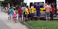 Van de transporte escolar é utilizada para doação de alimentos no Rio  Foto: Divulgação