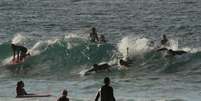 Surfistas em Bondi Beach, na Austrália, após reabertura do local pelas autoridades
28/04/2020
REUTERS/Loren Elliott  Foto: Reuters