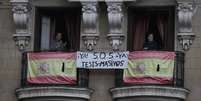 Pessoas em varandas em prédio de Madri durante quarentena do coronavírus
27/04/2020
REUTERS/Susana Vera  Foto: Reuters