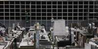 Operário constrói novas gavetas em cemitério no Rio de Janeiro
28/04/2002
REUTERS/Ricardo Moraes  Foto: Reuters