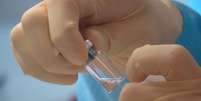 Pesquisadores limpam frascos de vacina em Oxford  Foto: Sean Elias/Handout / Reuters