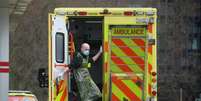 Paramédico entra em ambulância no exterior do hospital St Thomas em Londres
01/04/2020
REUTERS/Hannah McKay  Foto: Reuters