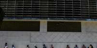 Pessoas aguardam na fila para tentar receber ajuda emergencial do governo federal aos mais vulneráveis, em meio ao surto de doença por coronavírus no Rio de Janeiro
14/04/2020
REUTERS / Lucas Landau  Foto: Reuters