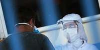 Funcionário de unidade da JBS em Passo Fundo (RS) tem a temperatura auferida em meio à pandemia de coronavírus 
24/04/2020
REUTERS/Diego Vara  Foto: Reuters
