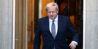 Premiê Boris Johnson em frente a 10 Downing Street  30/4/2020 REUTERS/Hannah McKay  Foto: Reuters