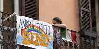 Italianos em sacada de prédio em Roma durante a quarentena  Foto: ANSA / Ansa - Brasil