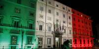 Fachada do Palazzo Chigi, sede do governo, iluminada com as cores da bandeira italiana  Foto: ANSA / Ansa - Brasil