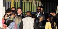 Presidente Jair Bolsonaro cumprimenta apoiadores no Palácio da Alvorada, em Brasília  Foto: Reuters