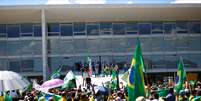 Bolsonaro acena a apoiadores durante manifesta&ccedil;&atilde;o na frente do Pal&aacute;cio do Planato
 3/4/2020 REUTERS/Ueslei Marcelino  Foto: Reuters