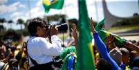 Manifestantes tentam impedir  Dida Sampaio de registrar ato em apoio a Jair Bolsonaro  Foto: Ueslei Marcelino / Reuters