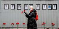 Mulher segura flores com máscara de proteção perto de memorial improvisado para médicos que supostamente morreram em São Petersburgo
28/04/2020
REUTERS/Anton Vaganov  Foto: Reuters