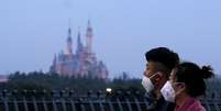 Visitantes usam máscara em parque da Disney em Xangai, na China
24/01/2020
REUTERS/Aly Song/File Photo  Foto: Reuters