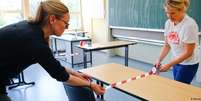 Professores preparam sala de aula para o retorno dos alunos na Alemanha  Foto: DW / Deutsche Welle