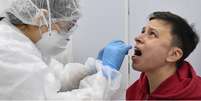 Células mortas expelidas do pulmão fazem exames darem positivo mais de uma vez  Foto: Getty Images / BBC News Brasil