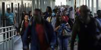 Passageiros caminham em plataforma da Central do Brasil, no Rio de Janeiro
24/03/2020
REUTERS/Ricardo Moraes  Foto: Reuters