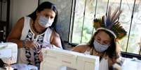 Mulheres indígenas com máscaras de proteção fabricam máscaras em meio à pandemia de Covid-19 em Manaus
24/04/2020 REUTERS/Bruno Kelly  Foto: Reuters